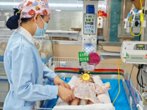 罕见畸胎瘤“穿胃”生长，医护精准手术救下小生命