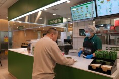 5分钟吃上热炒菜！北京南站首现机器人“掌勺”的中餐厅