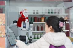 Intelligent Robot Salesperson Debuts on Changsha Street
