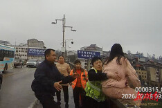 69秒“警”急营救！ “飞身一抱”救下轻生女子