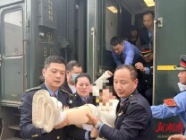 “快,救人要紧！” 高速列车上的生命接力  “K511次列车工作人员给了女儿第二次生命”