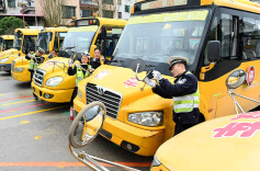校车“体检”迎开学