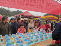  娄底“湘中蓝”巧借春集开展禁毒宣传活动