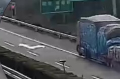 货车高速路上爆胎起火，消防员紧急处置