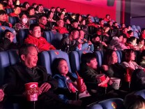 致敬城市一线的“奔跑者”！长沙举办新春公益观影活动