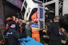 女子修车被卡右手，消防紧急救援