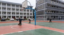 中方县接龙镇学校：清洁校园迎开学 劳动育人展新颜