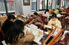 Cultural and Creative Products of Xiang Embroidery Win Overseas Fans