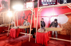 黄兴广场元宵夜：醒狮送福财神到 市民摇出“元宵王”