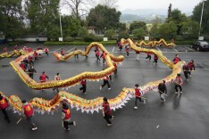 宜章县一六镇：百米长龙“闹元宵”