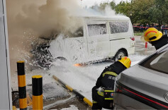 新能源汽车充电时发生自燃，消防紧急扑救化险