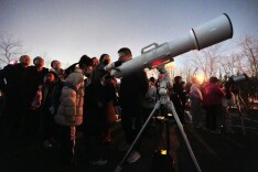 元宵夜，北京天文馆带观众一起观赏红月亮