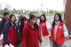 暖心护航返校路 党员先锋在行动——湘北职专教师迎接学生寒假返校