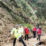 大瑶山山体滑坡道路受阻  警民迅速清障保畅通