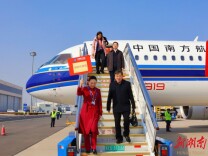 湘看两会丨住湘全国政协委员抵京，向大会报到