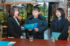 张家界税务精准投放多语种“离境退税指南” 助力元宵灯会入境游