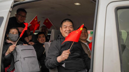 从伊朗撤离的25名中国公民经土库曼斯坦启程回国