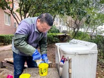 好丈夫用爱为瘫痪妻子撑起一片晴空