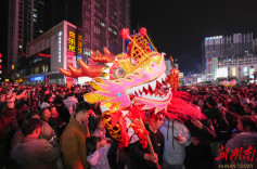 欢歌震天门  灯火耀澧水  ——2026张家界元宵灯会火爆出圈