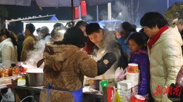 榆树湾青春广场元宵人气爆棚 市民打卡乐享佳节