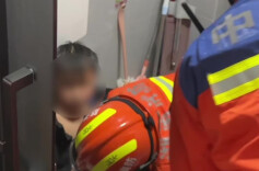 男童洗澡时脚卡便池，消防细心破拆救援