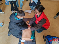 把握黄金四分钟，点燃生命新希望——湘江村开展未成年人急救安全教育课程