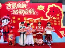 吉量神马踏歌来，童声清越满校园！博才金鹰小学开学日上演“民歌美育”大戏