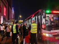 张家界公交人的元宵节：舍小家团圆 护万家灯火