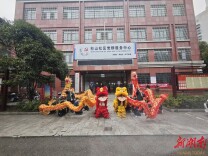 湘潭市雨湖区九华杉山学校：学生龙狮队走进社区送祝福