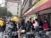 热汤圆暖“新”路，青园街道与骑手共话“友好家园”  青园街道开展元宵佳节关爱新就业群体特别行动