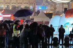 株洲突降大雨 执勤交警为过路老人撑伞护送