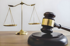 员工上班期间去宿舍如厕摔伤，是否算工伤？法院判了