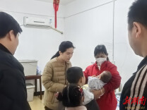 北湖区涌泉街道机关党支部开展学雷锋志愿服务活动