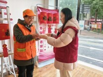 芙蓉区车站北路社区邀户外劳动者闹元宵