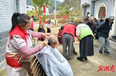 新晃开展关爱老人雷锋志愿服务活动