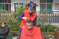 传承雷锋精神，这群“蓝朋友”把爱心送进敬老院