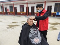 屈原法院这群干警，把温暖和安全一起送到老人心坎上