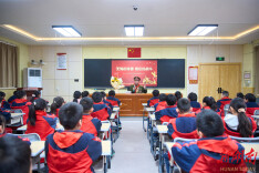 战斗英雄讲述无悔青春，“开学第一课”打动小小心灵