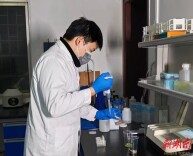 娄底凌晨突击检查 全链条守护校园开学第一餐安全