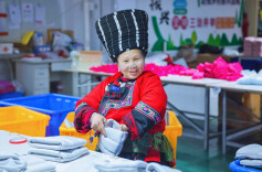 看800余名群众“家门口”就业，如何用一针一线“缝”出振兴路