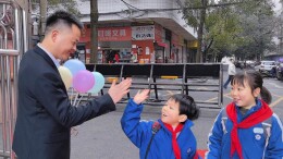 新邵县酿溪三小：击掌传祝福 共迎新学期