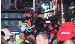 背对精彩，守护平安张家界3000余名警力坚守一线护航元宵灯会