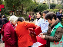 荷塘区桂花街道：“学雷锋·敬巾帼”主题活动温暖来袭 居民乐享家门口的便民“大餐”