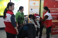 地铁站内，满满都是追“锋”人