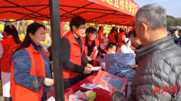 传承雷锋精神 守护百姓健康 —— 洞口县卫健系统开展 “3・5” 学雷锋义诊志愿服务活动