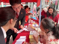 检徽闪耀护芳华 法治宣传暖民心——赫山区检察院积极参与“三八”维权月集中法治宣传活动