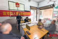 宜章法院：“学雷锋日”把法庭搬进农家，巡回审判巧解残疾夫妇“心结”