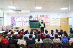 隆回交警开展交通安全“开学第一课”护航幼儿开学路