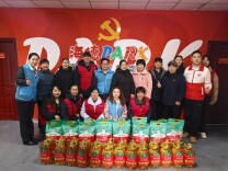 春风送暖学雷锋，悉心呵护“一老一小”