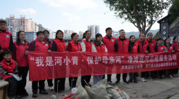 学雷锋日绥宁“河小青”净滩，以行动护巫水清波